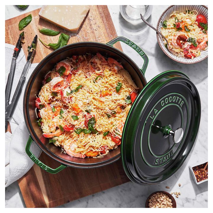Staub Rund Gryta 28 cm 6,7 liter i användning