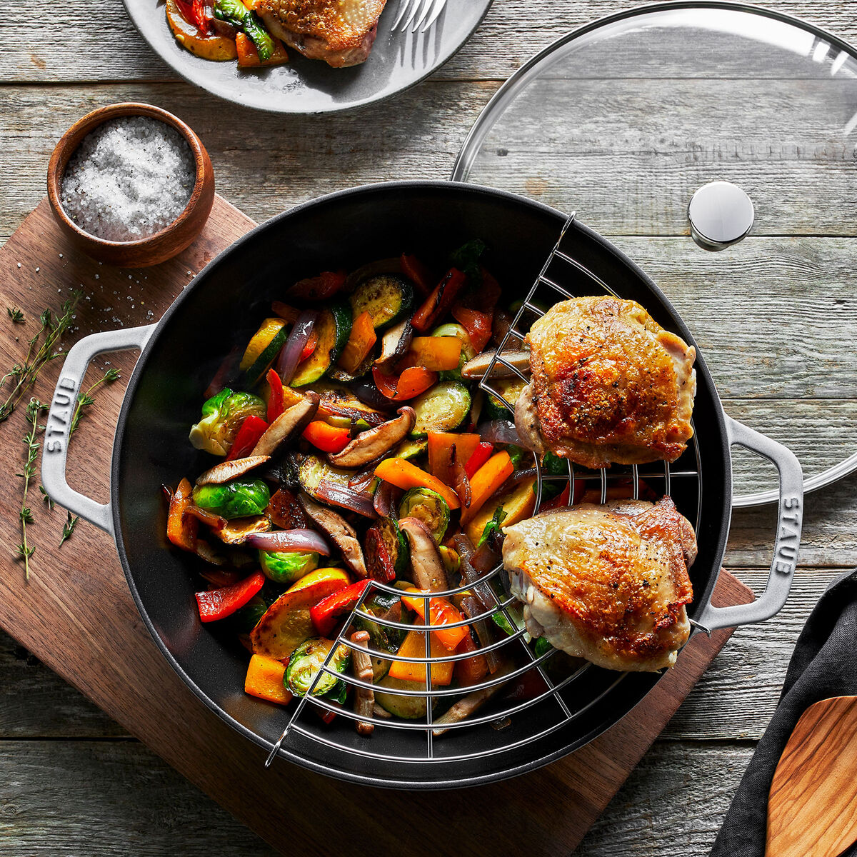 Staub Wok i gjutjärn med glaslock 30 cm White Truffle detalj